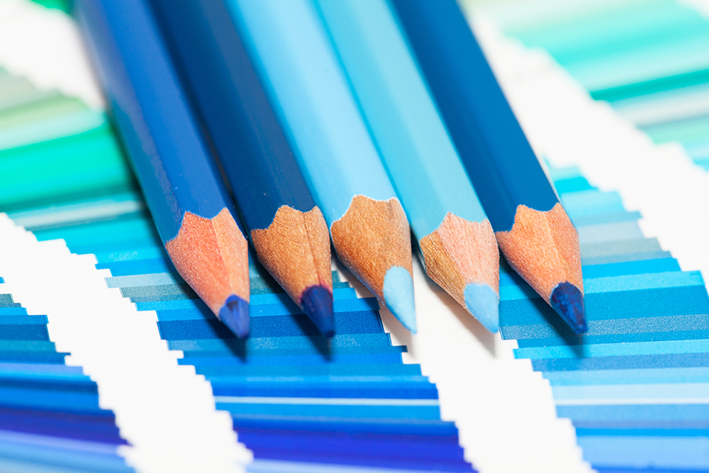 crayons de couleurs bleu sur un nuancier de teintes bleues