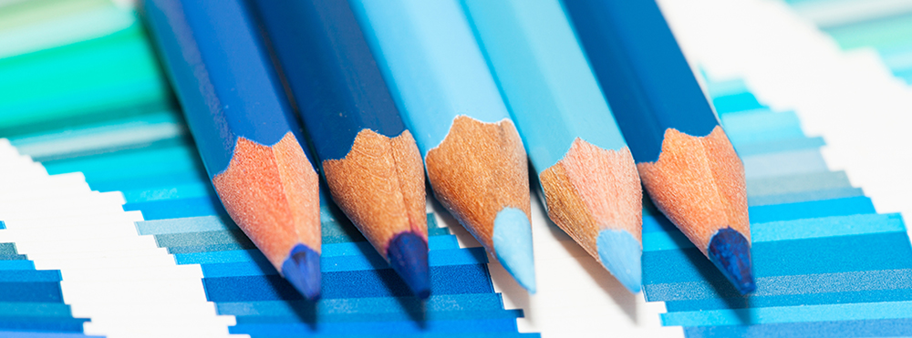 crayons de couleurs bleu sur un nuancier de teintes bleues